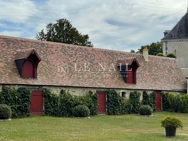 Élégante demeure avec dépendances et piscine au cœur d'un parc de 8 hectares en Touraine