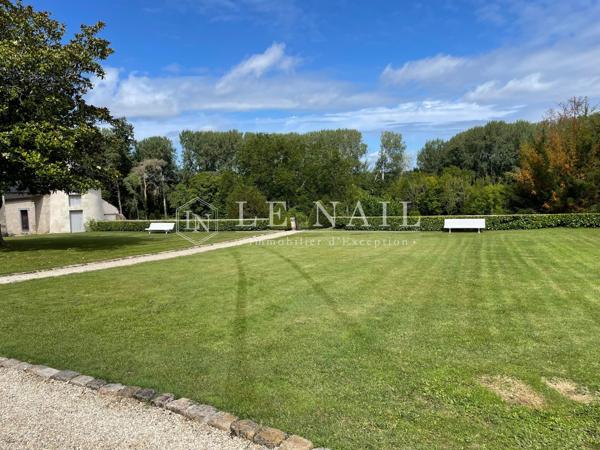 Élégante demeure avec dépendances et piscine au cœur d'un parc de 8 hectares en Touraine