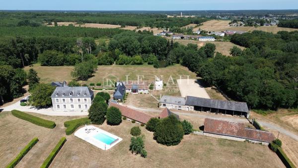 Élégante demeure avec dépendances et piscine au cœur d'un parc de 8 hectares en Touraine