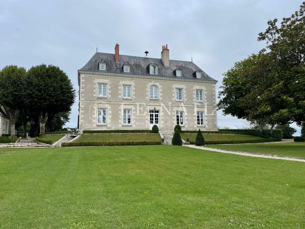 Élégante demeure avec dépendances et piscine au cœur d'un parc de 8 hectares en Touraine