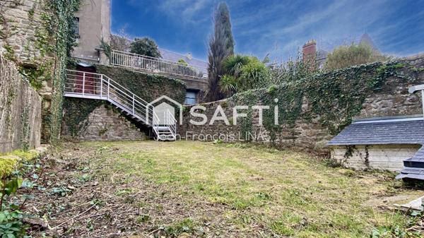 Immeuble avec 3 T2 et un jardin clos au cœur de St Goustan et à 350m du centre-ville