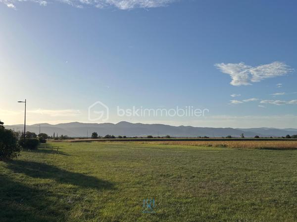 À Oberhergheim, découvrez ce terrain constructible de 600 m² (6 ares), libre de constructeur, offrant un cadre privilégié pour concrétiser votre projet de vie.

Idéalement situé en sortie de village, ce terrain bénéficie d'une vue entièrement dégagée sur le massif des Vosges.

Sa configuration permet d'imaginer une maison avec un agréable espace extérieur, une terrasse et une piscine profitant pleinement de cette vue.

Le terrain est non viabilisé, les réseaux étant situés à proximité.

Une belle opportunité de concrétiser votre projet de vie dans une commune idéalement située, alliant qualité de vie et accès rapide à toutes les commodités.
