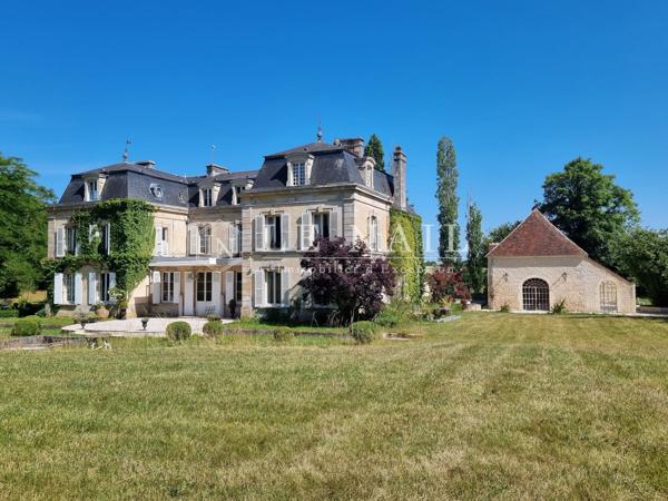 Beau château XVIIIe avec dépendances (salle de réception) dans l'Orne
