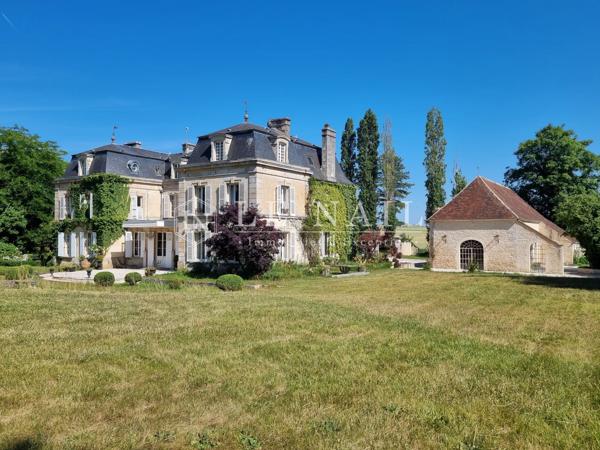 Beau château XVIIIe avec dépendances (salle de réception) dans l'Orne