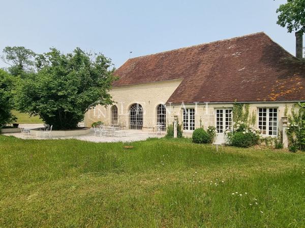Beau château XVIIIe avec dépendances (salle de réception) dans l'Orne