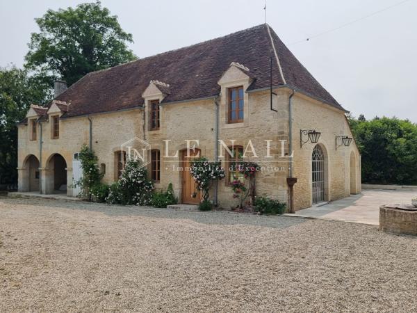 Beau château XVIIIe avec dépendances (salle de réception) dans l'Orne