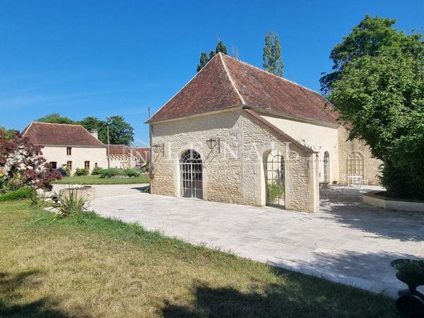 Beau château XVIIIe avec dépendances (salle de réception) dans l'Orne