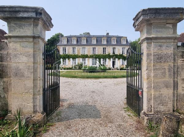 Beau château XVIIIe avec dépendances (salle de réception) dans l'Orne