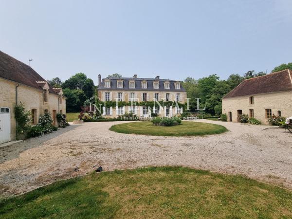 Beau château XVIIIe avec dépendances (salle de réception) dans l'Orne