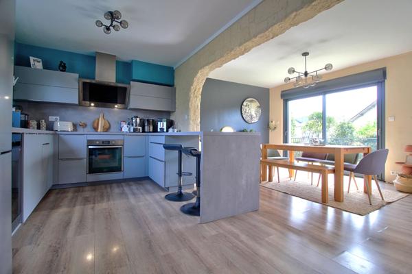 AGEN - Maison rénovée de 131 m² avec 3 chambres, 1 bureau, piscine, jardin et parking quartier calme et résidentiel.