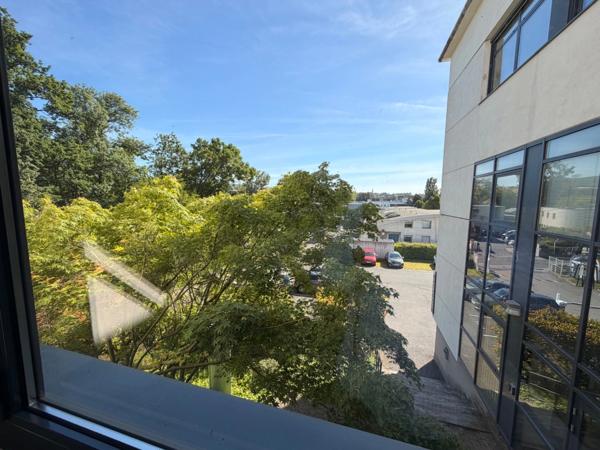 bureaux à louer LIMONEST (69) bureaux au 1er étage avec ascenseur de 70m2 environ