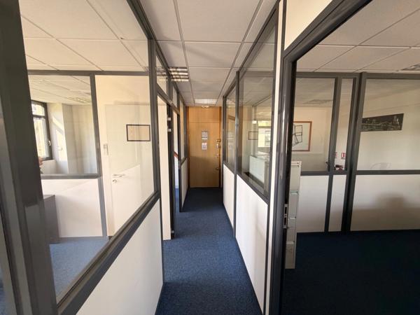 bureaux à louer LIMONEST (69) bureaux au 1er étage avec ascenseur de 70m2 environ