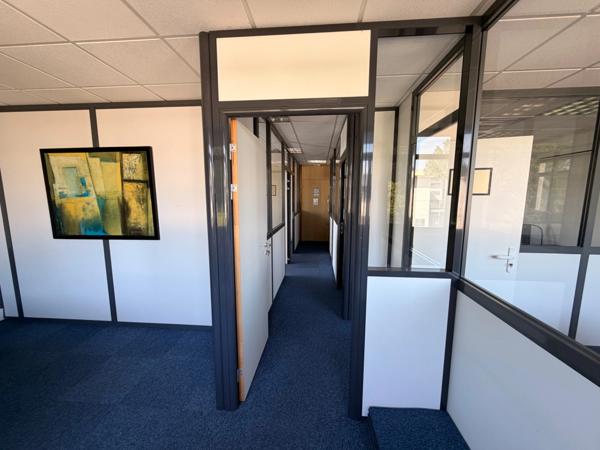 bureaux à louer LIMONEST (69) bureaux au 1er étage avec ascenseur de 70m2 environ