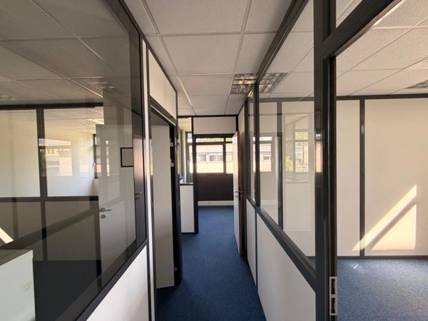 bureaux à louer LIMONEST (69) bureaux au 1er étage avec ascenseur de 70m2 environ
