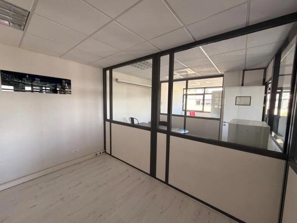 bureaux à louer LIMONEST (69) bureaux au 1er étage avec ascenseur de 70m2 environ