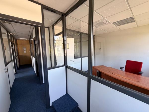 bureaux à louer LIMONEST (69) bureaux au 1er étage avec ascenseur de 70m2 environ