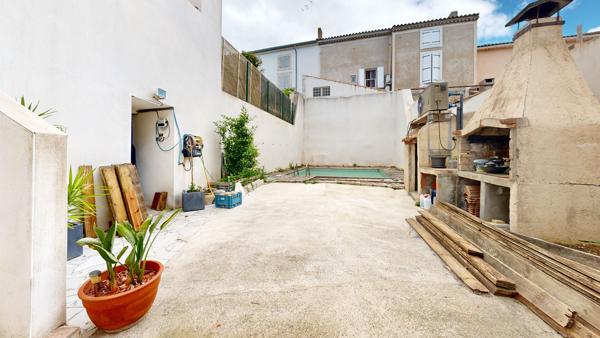 Maison de village 5 chambres, terrasse, cour, piscine & GRAND GARAGE