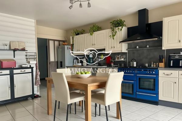 Propriété de caractère avec plus de 10 hectares, maison familiale et nombreuses dépendances