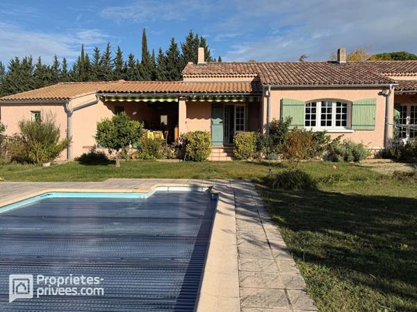 Maison de plain-pied avec 5 chambres, jardin, piscine et garage  à Aubignan