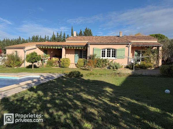 Maison de plain-pied avec 5 chambres, jardin, piscine et garage  à Aubignan