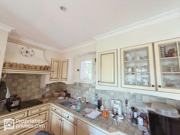 Maison de plain-pied avec 5 chambres, jardin, piscine et garage  à Aubignan