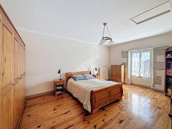 Maison d Exception en Pierre avec Dependances, Jardin Clos et Potentiel Piscine Jaunay-Marigny