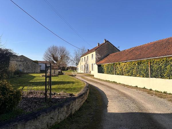 Maison d Exception en Pierre avec Dependances, Jardin Clos et Potentiel Piscine Jaunay-Marigny