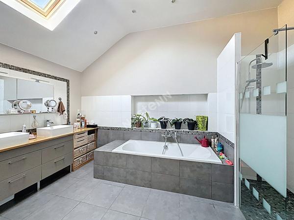 Maison d Exception en Pierre avec Dependances, Jardin Clos et Potentiel Piscine Jaunay-Marigny