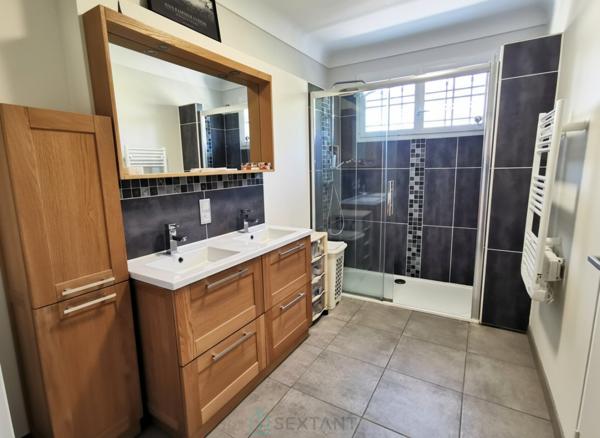 À 10 min de Tours – Spacieuse maison 6 chambres sur grand terrain avec dépendances