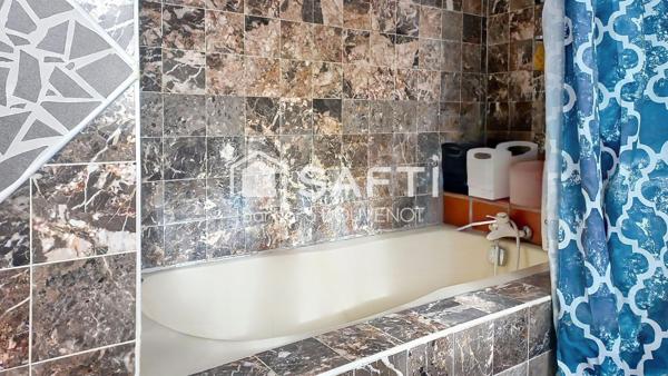 Maison de village de 125 m² - 3 terrasses - grand garage.