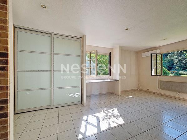 Sur plus de 2000 m2 de terrain au calme petite maison avec garage, sur Retournac