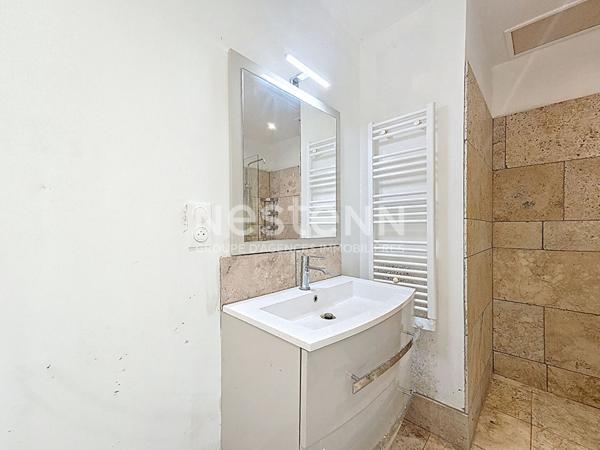 Sur plus de 2000 m2 de terrain au calme petite maison avec garage, sur Retournac