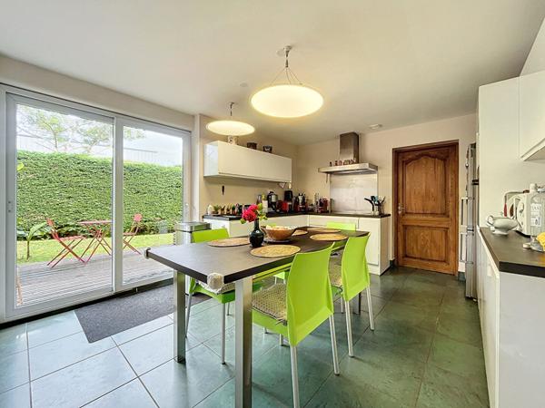 Charmante maison d'architecte entièrement rénovée de 7 pièces de 230m² sur un beau terrain arboré de 1300m² avec piscine.