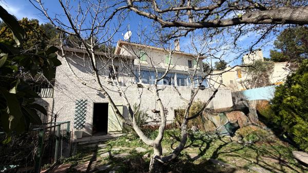 Cadolive- Maison de 6 pièces de 140 m² environ sur une parcelle de 558 m² avec garage.