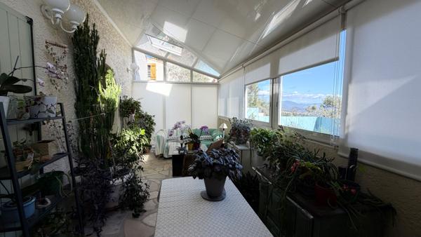 Cadolive- Maison de 6 pièces de 140 m² environ sur une parcelle de 558 m² avec garage.