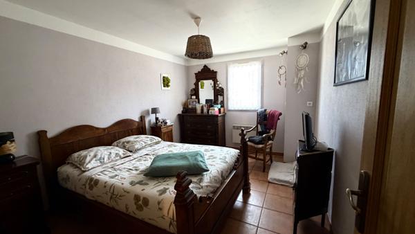 Cadolive- Maison de 6 pièces de 140 m² environ sur une parcelle de 558 m² avec garage.