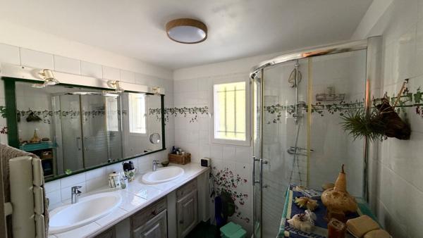 Cadolive- Maison de 6 pièces de 140 m² environ sur une parcelle de 558 m² avec garage.