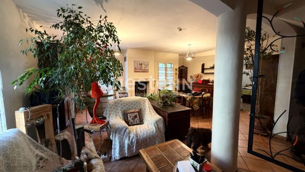 Cadolive- Maison de 6 pièces de 140 m² environ sur une parcelle de 558 m² avec garage.