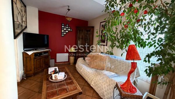 Cadolive- Maison de 6 pièces de 140 m² environ sur une parcelle de 558 m² avec garage.