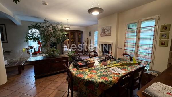 Cadolive- Maison de 6 pièces de 140 m² environ sur une parcelle de 558 m² avec garage.