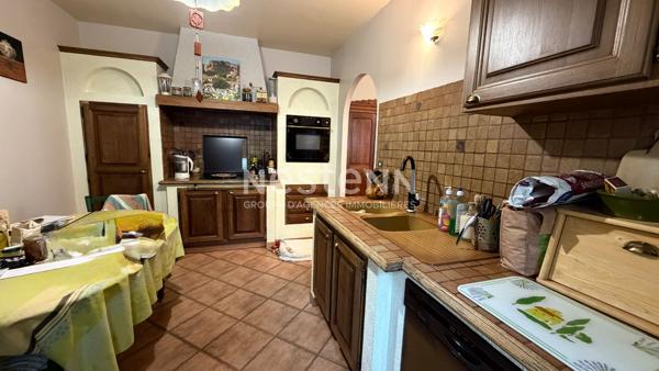 Cadolive- Maison de 6 pièces de 140 m² environ sur une parcelle de 558 m² avec garage.