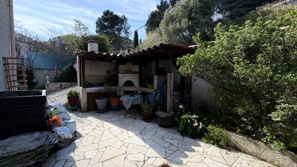 Cadolive- Maison de 6 pièces de 140 m² environ sur une parcelle de 558 m² avec garage.