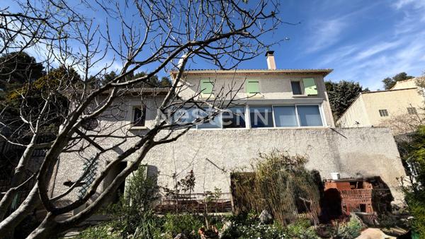 Cadolive- Maison de 6 pièces de 140 m² environ sur une parcelle de 558 m² avec garage.