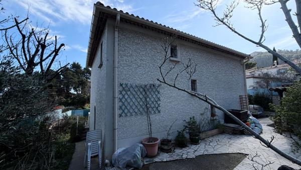 Cadolive- Maison de 6 pièces de 140 m² environ sur une parcelle de 558 m² avec garage.