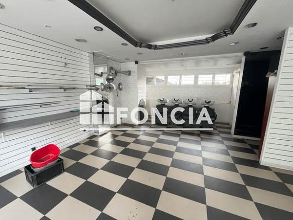 Location Local commercial 4 pièces 81.4 m² - Chilly Mazarin 91380