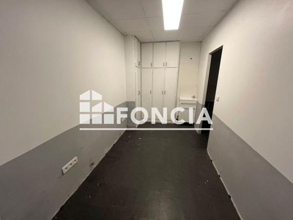 Location Local commercial 4 pièces 81.4 m² - Chilly Mazarin 91380