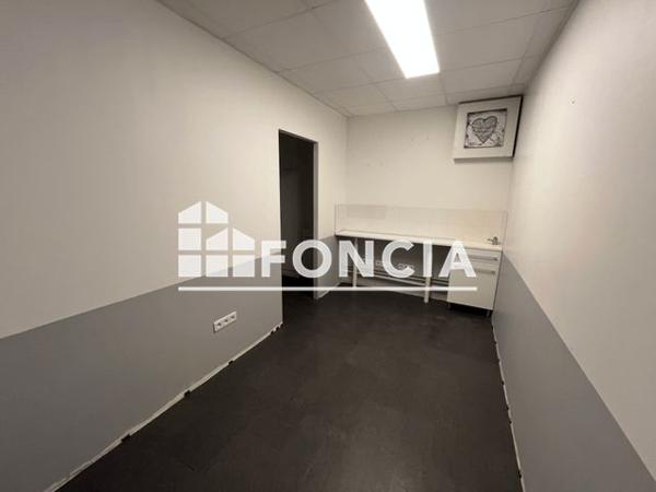 Location Local commercial 4 pièces 81.4 m² - Chilly Mazarin 91380
