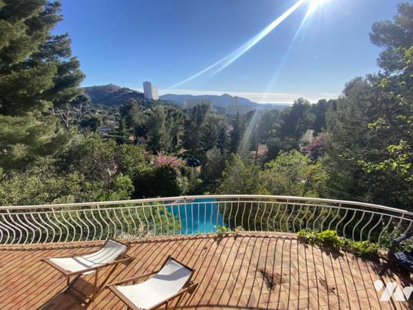 Maison T4/5 avec vue mer,  piscine, garage et atelier sur 2185 m² de terrain en restanques.