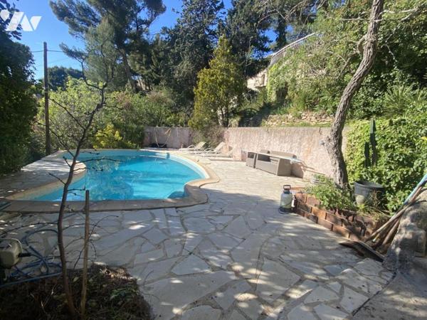 Maison T4/5 avec vue mer,  piscine, garage et atelier sur 2185 m² de terrain en restanques.