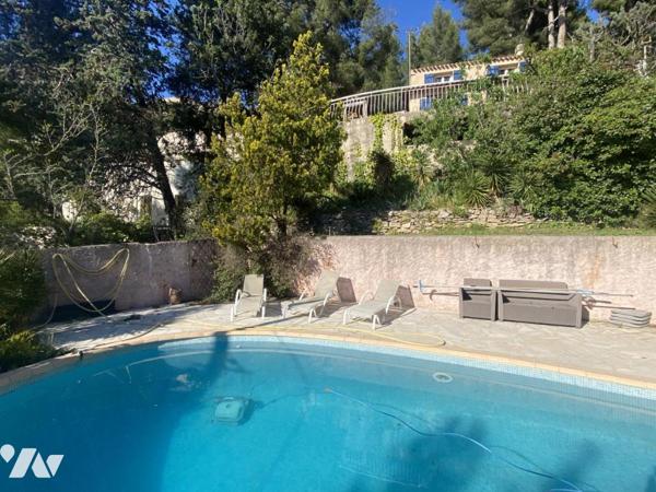 Maison T4/5 avec vue mer,  piscine, garage et atelier sur 2185 m² de terrain en restanques.